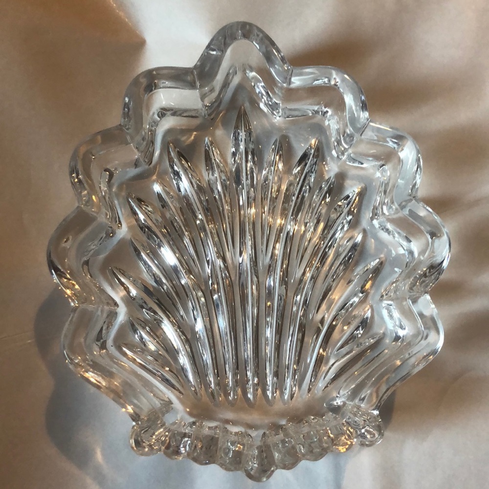 Glass shell dish with lid - Picture 5 of 8